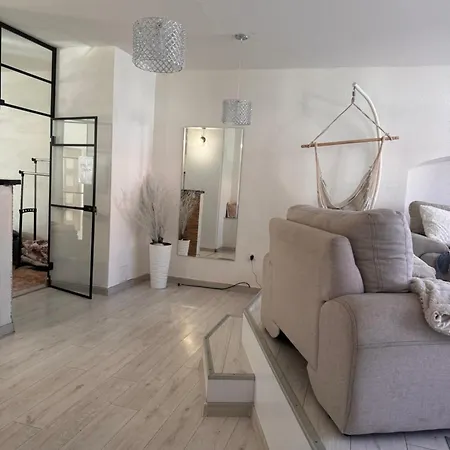 Apartment 6- Self Check-in *